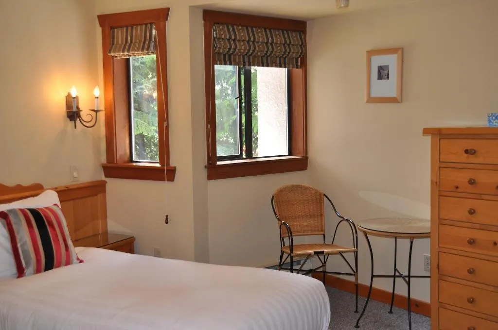 Bear Tracks Whistler Chalet Bed and Breakfast Canadá