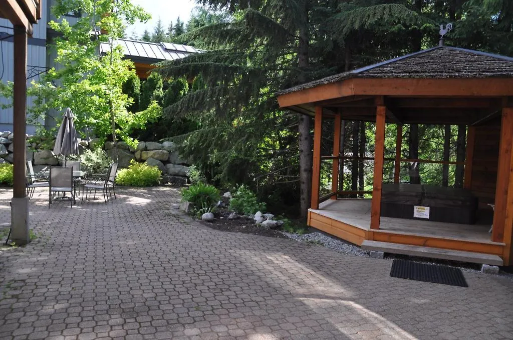 Bear Tracks Whistler Chalet Bed and Breakfast Canadá